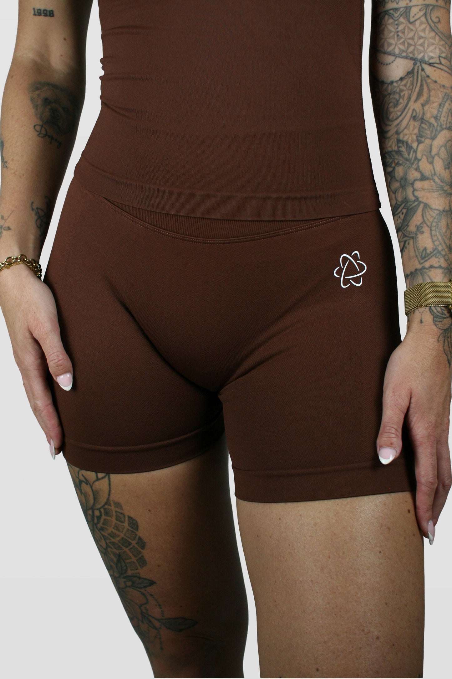 SHORT BROWN